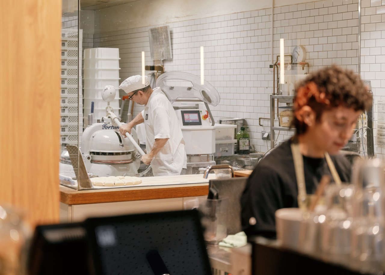 Einblick in die offene Backstube unserer Filiale in der Alten Schönhauser Straße 4 in Berlin.