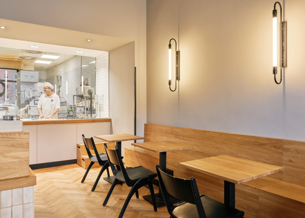 Sitzgelegenheiten mit direktem Blick in die offene Backstube unserer Filiale in der Alten Schönhauser Straße 4 in Berlin.