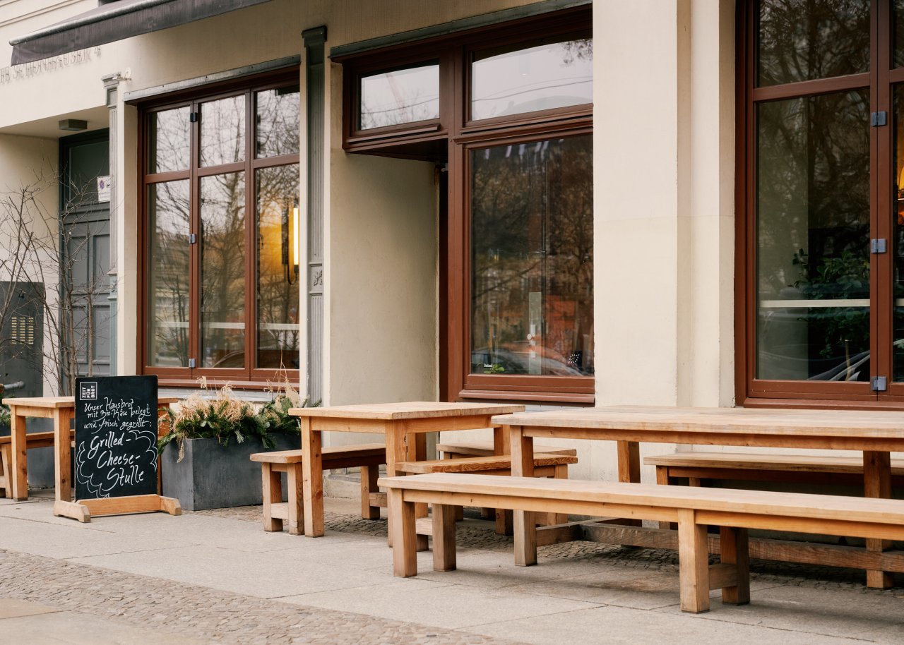 Die Filiale in der Alten Schönhauser Straße 4 in Berlin von außen mit Sitzmöglichkeiten.